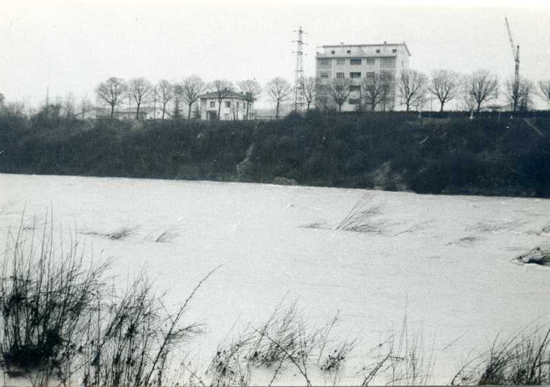 Fiume Isonzo in piena, Gorizia. Tratto d'argine a monte del ponte ferroviario